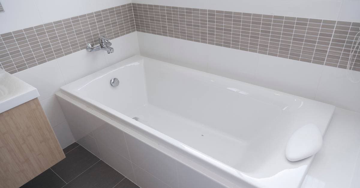 Tub Reglazing vs. Tub Replacement: What’s the Difference?